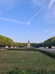 Gelände des sowjetischen Ehrenmals im Treptower Park mit atmosphärischem Himmel in Berlin
