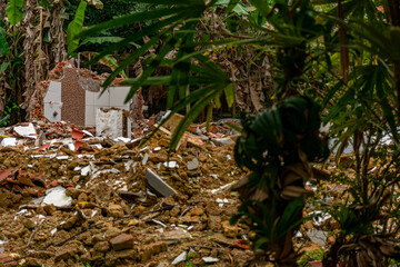 demolição de casa gerando lixo de construção