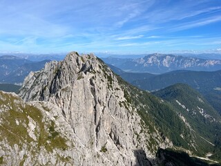 Fototapeta premium Rocky mountains around Mangart peak in the Julian Alps, Strmec na Predelu (Triglav National Park, Slovenia) - Felsige Berge rund um den Mangart-Gipfel in den Julischen Alpen (Triglav-Nationalpark)