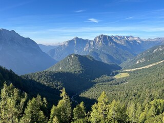 Fototapeta premium Alpine valleys around Mangart peak in the Julian Alps, Strmec na Predelu (Triglav National Park, Slovenia) - Alpentäler rund um den Mangart-Gipfel in den Julischen Alpen (Triglav-Nationalpark)
