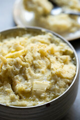 bowl of mashed potatoes 
