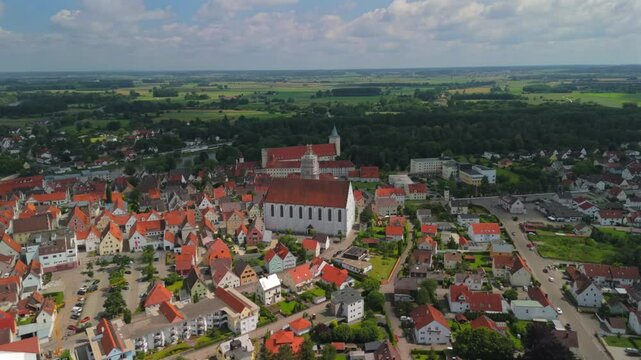 St. Martin Katholische Kirche in Lauingen, Bayern, Deutschland Luftaufnahme. Stadtpfarrkirche St. Martin katholische Pfarrkirche Lauingen im bayrischen Landkreis Dillingen an Donau Luftbildansicht. 