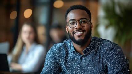 Obraz premium Widescreen portrait of a person with a physical disability confidently leading a team meeting, their expertise and assertiveness inspiring their colleagues