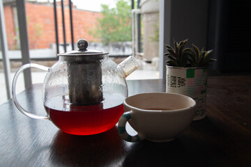 Tetera y taza de té en la mesa