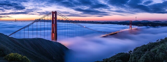 Obraz premium Early morning low fog at Golden Gate Bridge sanfrancisco