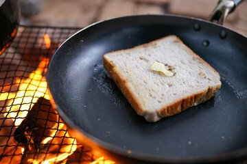 アウトドアでパンを焼く