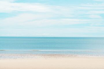 Obraz premium Ocean wave beach on summer with blue sky