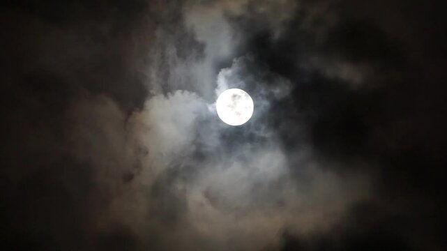 満月の夜に通り雲
