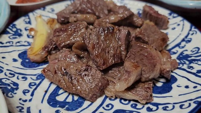 불판에 구운 한우 소고기