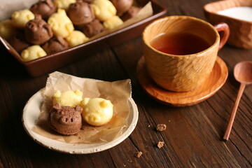 茶菓子　動物型のプチマドレーヌと紅茶　Petit cakes in the shape of animals