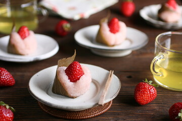 和菓子　ピンクのイチゴ大福　Japanese wagashi sweet - Strawberry Daifuku Mochi Sweets
