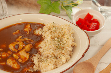 スパイシーでまろやかなチキンカレーと健康的な玄米の美味しい組み合わせ