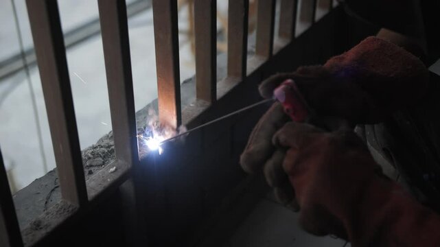 Welding of a metal structure with an electrode