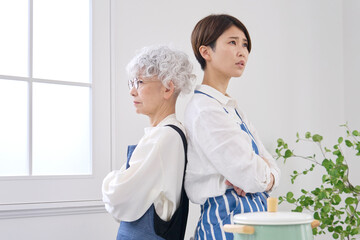 仲が悪い姑と嫁　キッチン