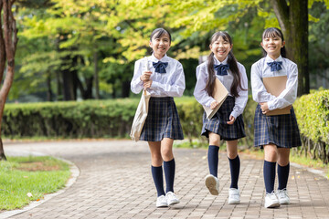 Obraz premium 制服を着て歩く学生 Students walking in uniform