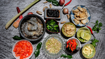 เครื่องต้มยำกุ้ง ที่จัดวางเป็นถ้วยๆ 