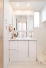 三面鏡のある明るい洗面化粧室