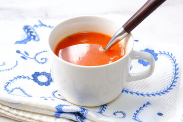 酸味とコクがやみつきになる、熱々のトマトスープ
