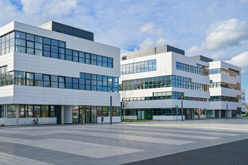 Die Gebäude der Hochschule Rhein-Waal in der Neuen Werft am Spoykanal in Kleve, Nordrhein-Westfalen, Deutschland