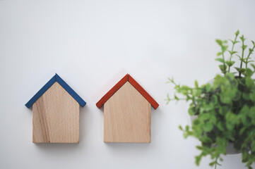 2つの木製の家 比較イメージ
