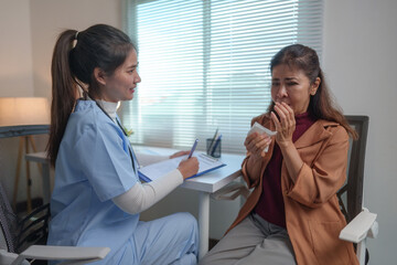 Female doctor giving advice Ask elderly patients about their medical history. Talk about waist pain, arm pain, coughing, sneezing, stomach pain and fever, blood pressure measurement, treatment ideas.