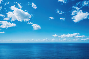 Fototapeta premium Deep blue ocean with a cloudy sky on the horizon