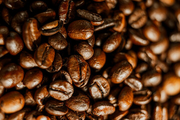 Geröstete Kaffeebohnen im Sonnenlicht