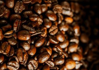 Geröstete Kaffeebohnen im Sonnenlicht