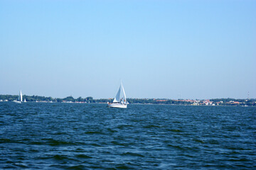 Obraz premium sailboat boat floats on the lake