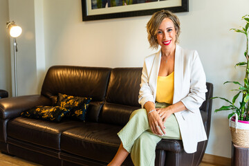 Portrait of a healthy eating woman doctor
