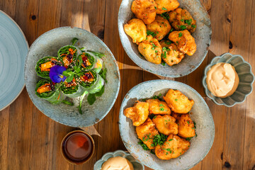 Drei vegane Vorspeisen auf einem Holztisch mit dip, frittiert Gemüse, Sommer rollen