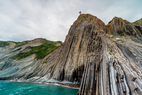 falaise de flysch au bord de l'oc&eacute;an atlantique