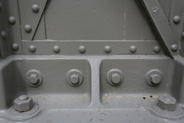 Acier peint en gris et boulonné pour structure porteuse