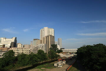 Fototapeta premium 多摩川の河川敷から見る二子玉川駅周辺の風景