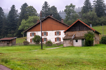 Ferme vosgienne dans les montagnes sous la pluie 
