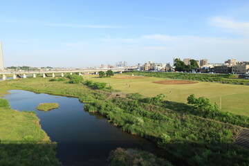 Obraz premium 二子玉川駅周辺にある多摩川の河川敷にあるグランドの風景