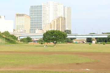 二子玉川駅周辺にある多摩川の河川敷にあるグランドの風景