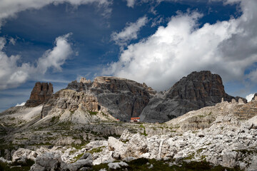 Fototapeta premium Rifugio Locatelli, mountain hut Antonio Locatelli, in the Tre Cime nature park.