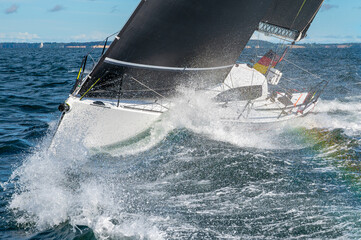 dynamisches Segelboot mit spritzender Gischt in Wellen