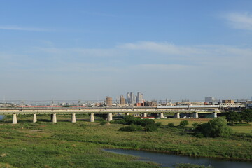 多摩川の河川敷から見る二子玉川駅と電車