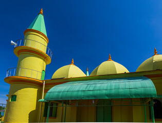The roof of the Riau Sultan Grand Mosque has 13 domes and 4 mosque towers, and when multiplied, they total 17. This number is a symbol of the total prayer rakats in one day