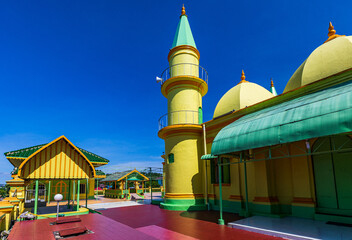 Green and yellow are the main colors of the Riau Sultan Grand Mosque. These colors are symbols related to Islamic values and Malay culture.