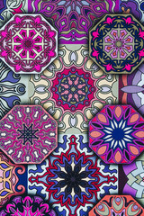 Arri&egrave;re plan color&eacute; avec motif graphique mandala coloriage