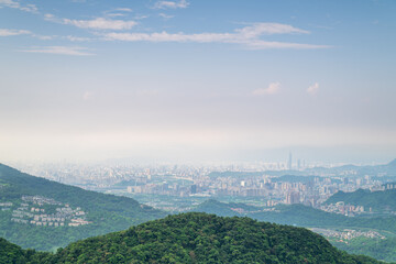 Obraz premium A panoramic view of Taipei City from Shizitou Mountain. The cityscape is shrouded in a soft haze, creating a dreamlike atmosphere.