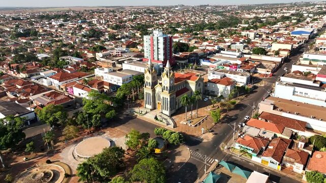 Timelapse of Igreja Nossa Senhora do Carmo and the main square in Frutal, MG, Brazil, capturing the movement of people, shadows, and city life as day transitions to night in this historic area.
