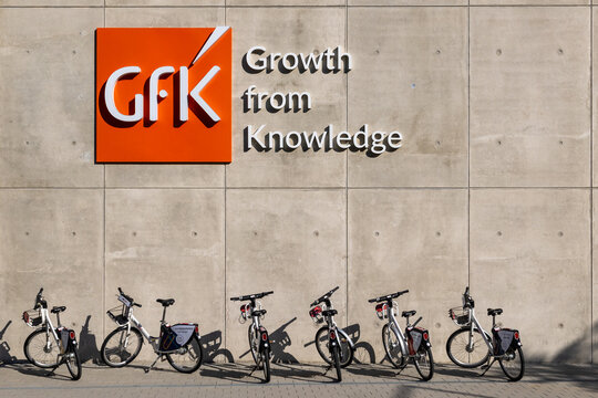 Das Foto zeigt eine Betonwand mit dem Firmenlogo der GfK, GfK steht f&uuml;r &bdquo;Gesellschaft f&uuml;r Konsumforschung&ldquo; und ist ein f&uuml;hrendes Marktforschungsunternehmen.