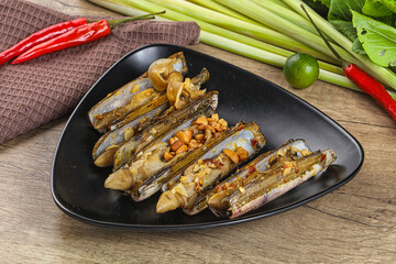 Steamed razor mollusk with lemongrass