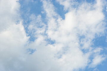 Obraz premium Sky is blue and clear with clouds. The sky is very bright and the sun is shining