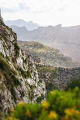 Ausblick auf die Straße und Berge und Hügel am Cap Formentor auf Mallorca Spanien