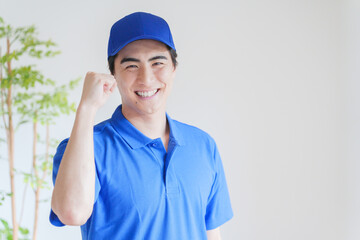 笑顔の運送業者男性